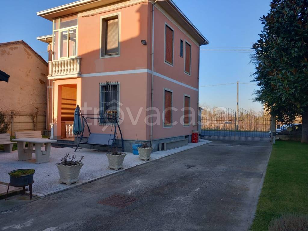 casa indipendente in vendita ad Alessandria in zona San Giuliano Vecchio