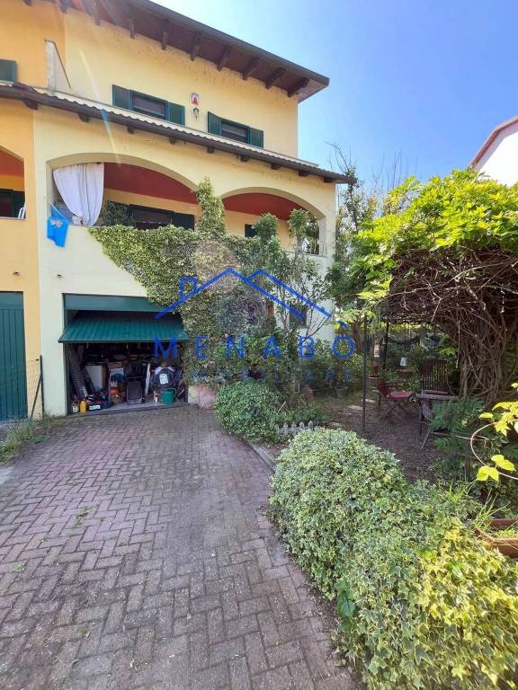casa indipendente in vendita ad Alessandria in zona Casalbagliano