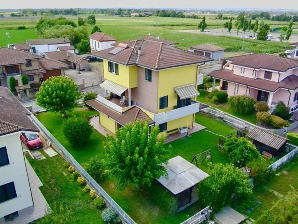 casa indipendente in vendita ad Alessandria in zona Cabanette