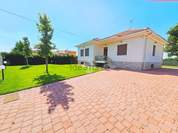 casa indipendente in vendita ad Alessandria in zona Cascinagrossa