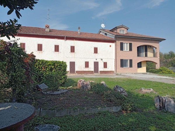 casa indipendente in vendita ad Alessandria in zona Valle San Bartolomeo