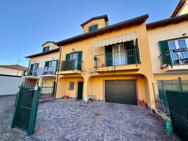 casa indipendente in vendita ad Alessandria in zona Casalbagliano
