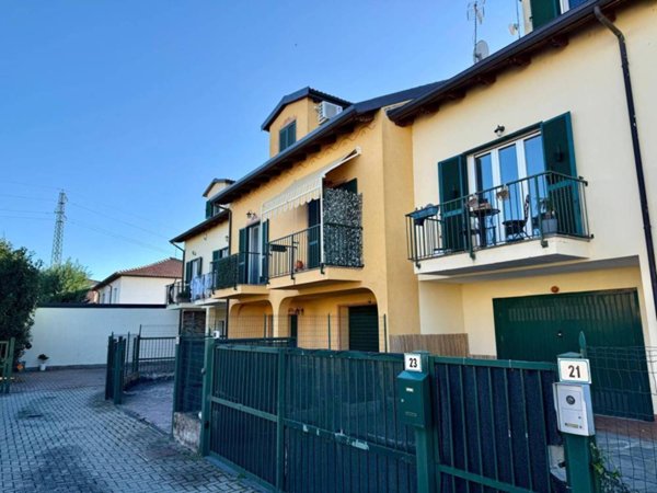 casa indipendente in vendita ad Alessandria in zona Casalbagliano