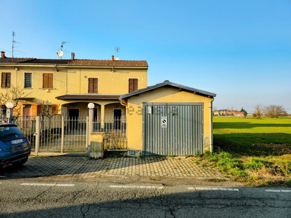 casa indipendente in vendita ad Alessandria in zona Mandrogne