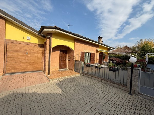 casa indipendente in vendita ad Alessandria in zona Cabanette