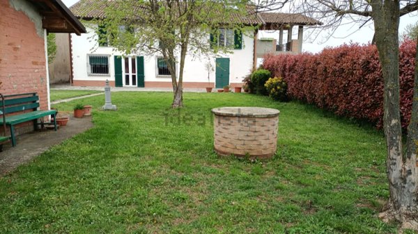 casa indipendente in vendita ad Alessandria in zona Mandrogne