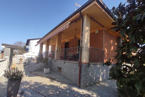 casa indipendente in vendita ad Alessandria in zona Casalbagliano