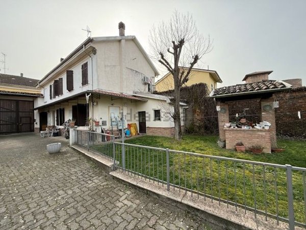 casa indipendente in vendita ad Alessandria in zona Villa del Foro