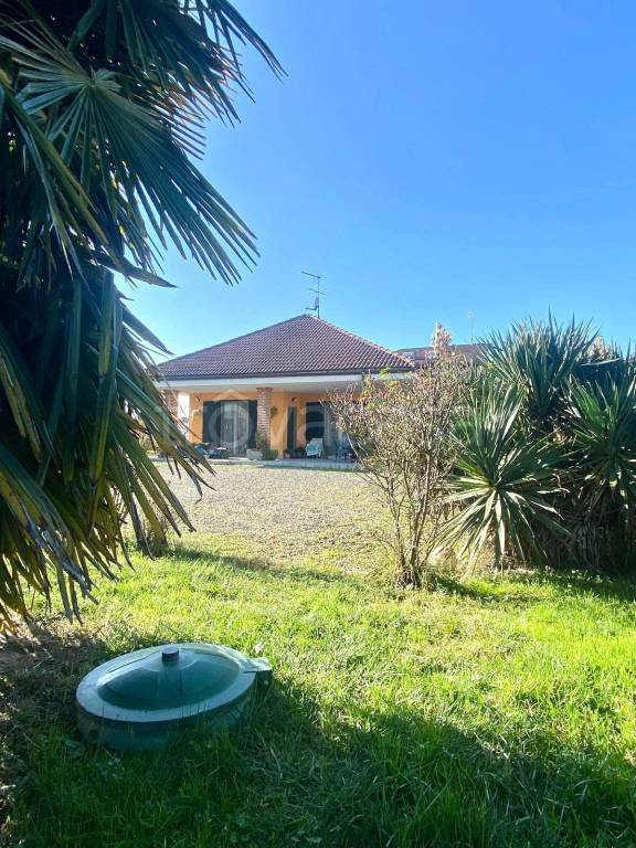 casa indipendente in vendita ad Alessandria in zona Cabanette