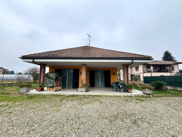 casa indipendente in vendita ad Alessandria in zona Cabanette