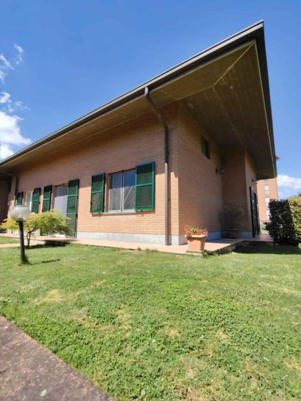 casa indipendente in vendita ad Alessandria in zona Casalbagliano