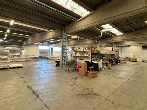 locale commerciale in vendita ad Alessandria in zona Casalbagliano