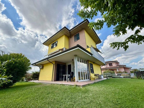 casa indipendente in vendita ad Alessandria in zona Cabanette