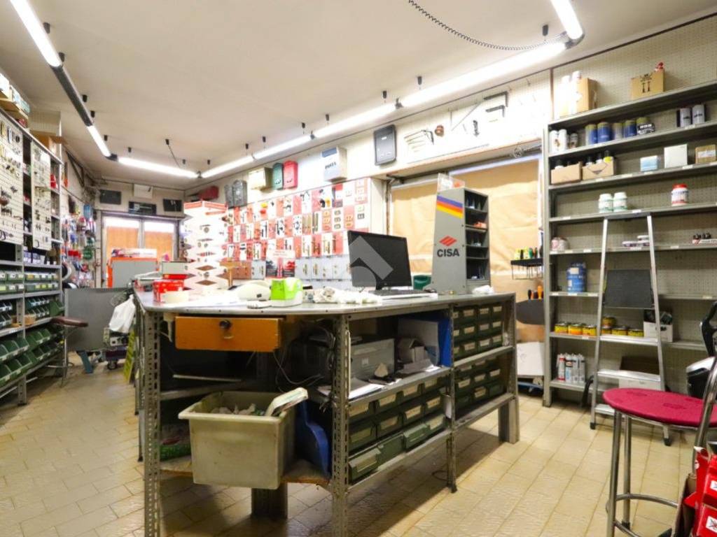 negozio in vendita ad Alessandria in zona Borgo Rovereto