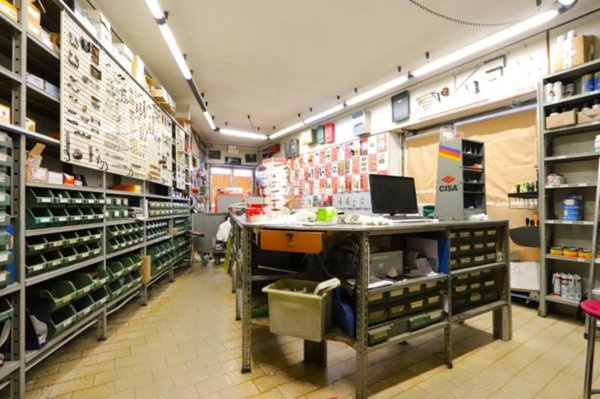 negozio in vendita ad Alessandria in zona Borgo Rovereto