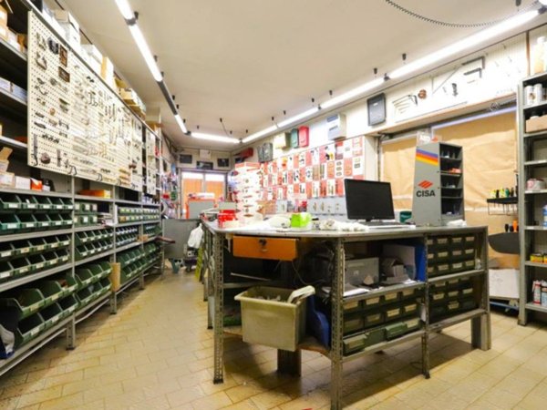 negozio in vendita ad Alessandria in zona Borgo Rovereto