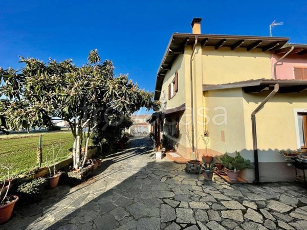 casa indipendente in vendita ad Alessandria in zona Mandrogne