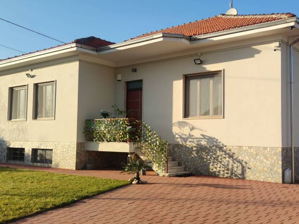 casa indipendente in vendita ad Alessandria in zona Cascinagrossa