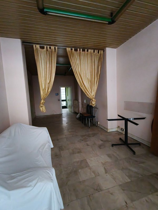 locale commerciale in vendita ad Alessandria in zona Borgo Rovereto