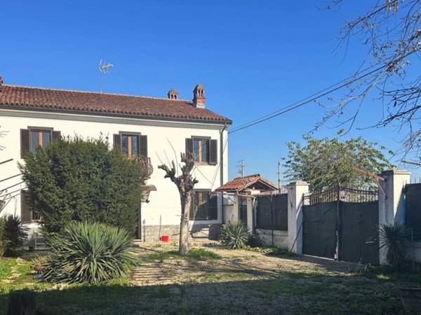casa indipendente in vendita ad Alessandria in zona Lobbi