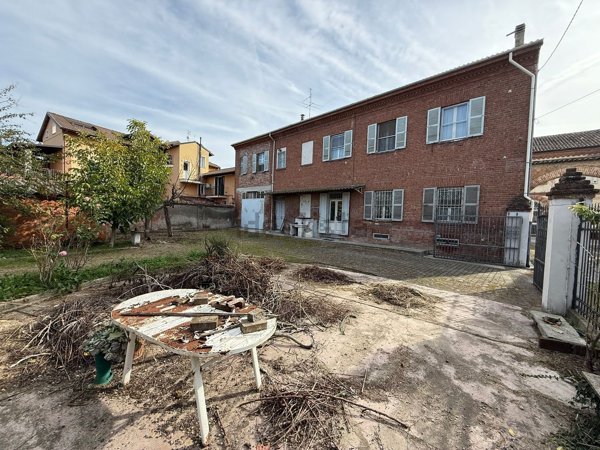casa indipendente in vendita ad Alessandria in zona Casalbagliano