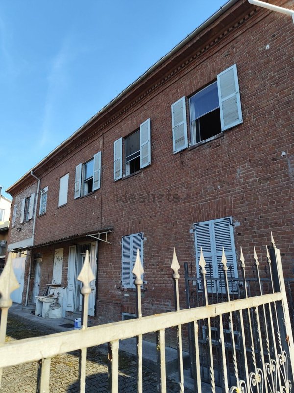 casa indipendente in vendita ad Alessandria in zona Casalbagliano