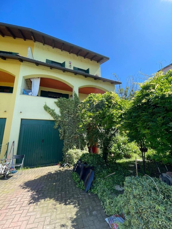 casa indipendente in vendita ad Alessandria in zona Casalbagliano