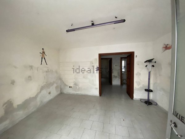 locale commerciale in vendita ad Alessandria in zona Borgo Rovereto