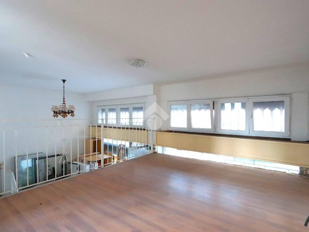 negozio in vendita ad Alessandria in zona Borgo Rovereto