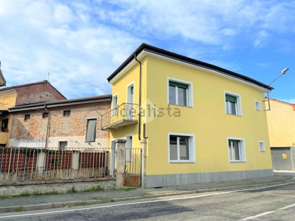 casa semindipendente in vendita ad Alessandria in zona Cabanette