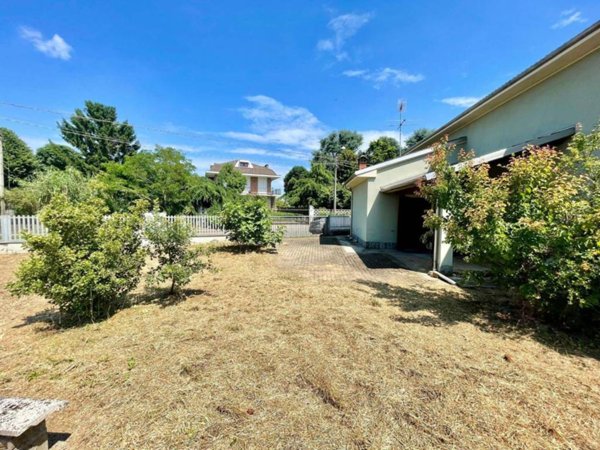 casa indipendente in vendita ad Alessandria in zona Mandrogne