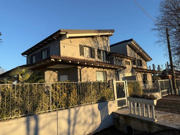 casa indipendente in vendita ad Alessandria in zona Mandrogne