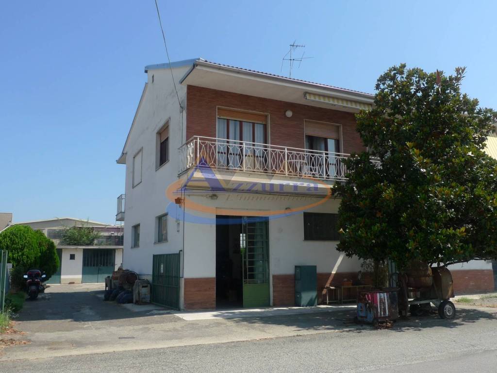 casa indipendente in vendita ad Alessandria in zona Borgo Cittadella