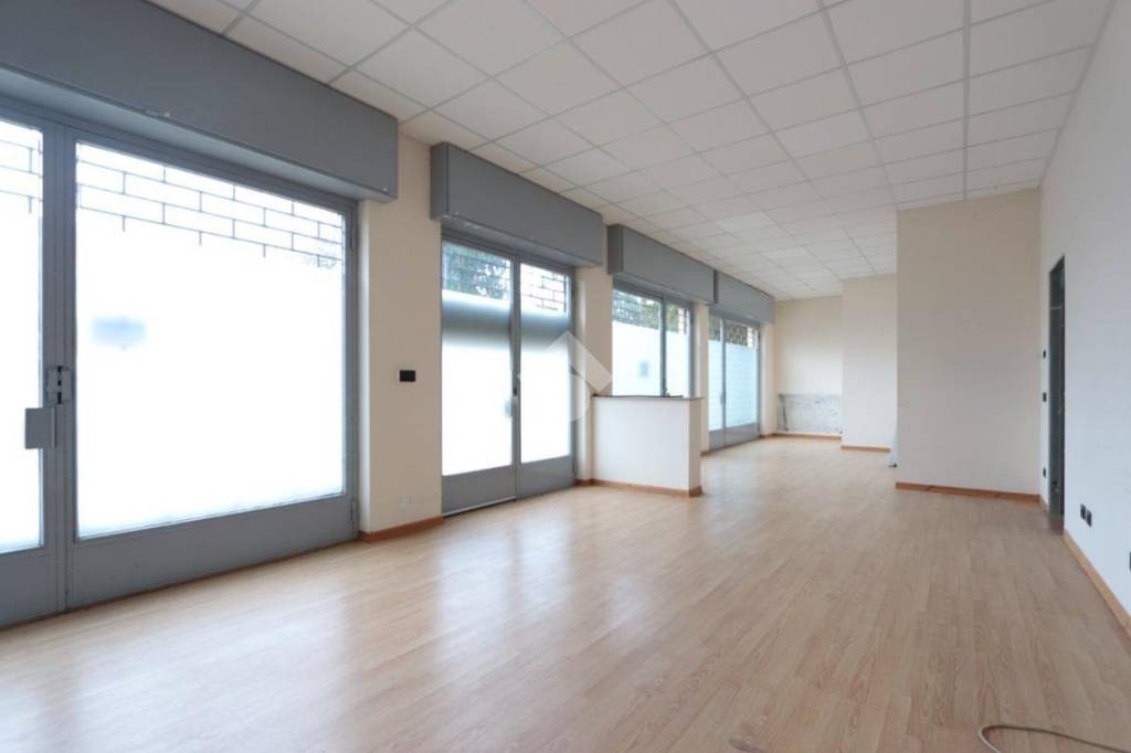 negozio in vendita ad Alessandria in zona Il Cristo