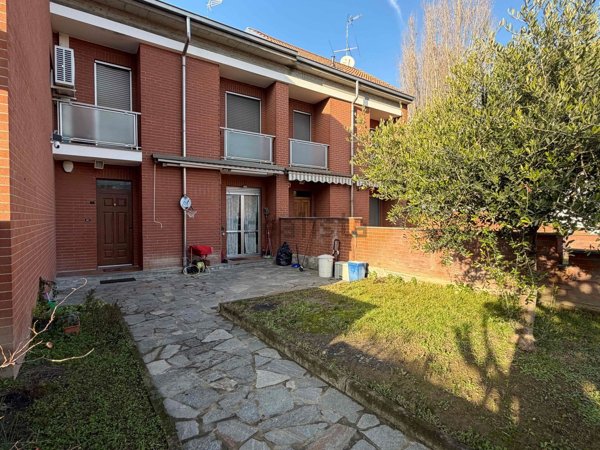 casa indipendente in vendita ad Alessandria in zona zona Pista