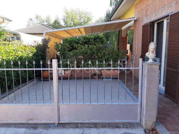 casa indipendente in vendita ad Alessandria in zona Cabanette