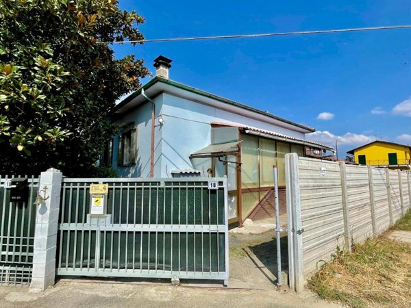 casa indipendente in vendita ad Alessandria in zona Cabanette