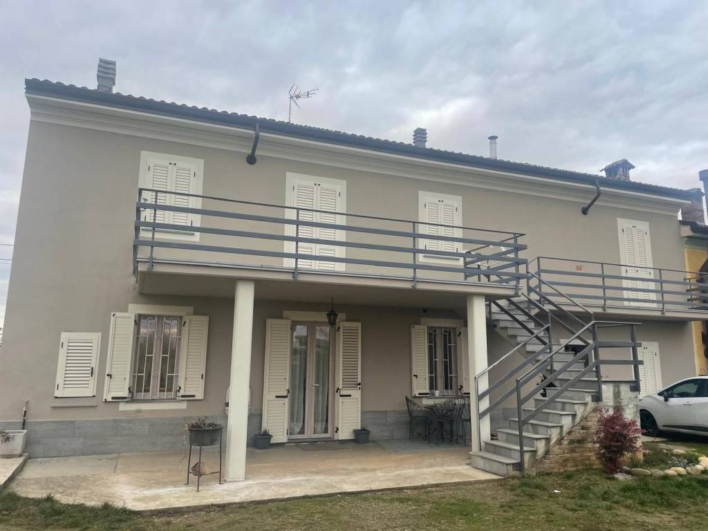 casa indipendente in vendita ad Alessandria in zona Mandrogne
