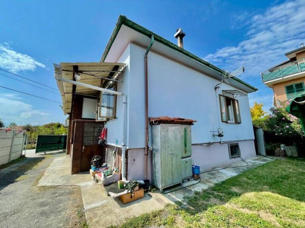 casa indipendente in vendita ad Alessandria in zona Cabanette