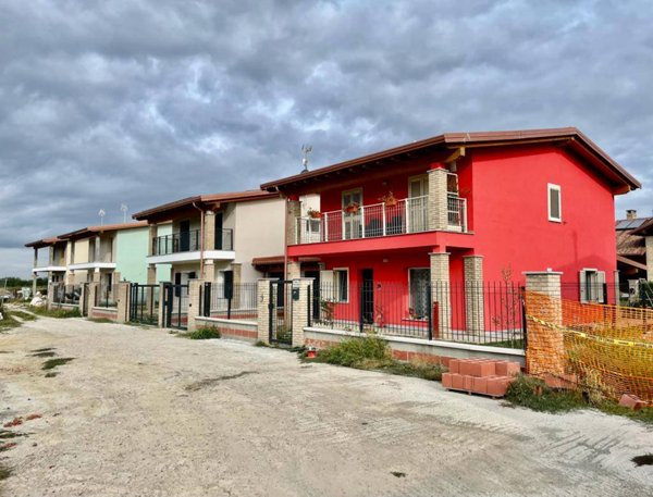 casa indipendente in vendita ad Alessandria in zona Casalbagliano