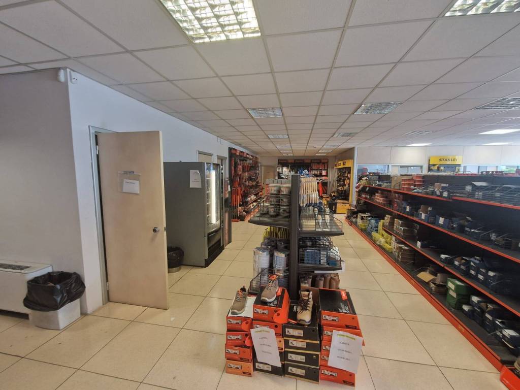 capannone in vendita ad Alessandria in zona Cabanette