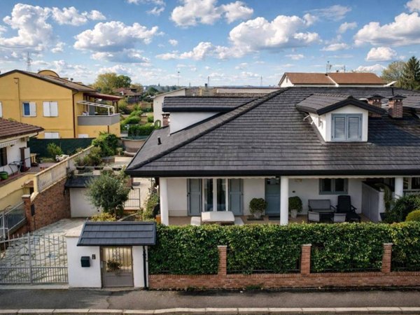 casa indipendente in vendita ad Alessandria in zona Casalbagliano