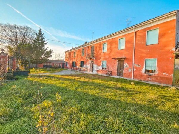 casa indipendente in vendita ad Alessandria in zona Mandrogne