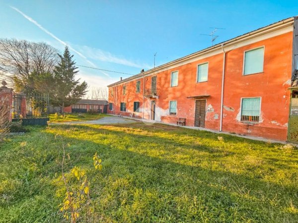 casa indipendente in vendita ad Alessandria in zona Mandrogne