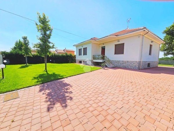 casa indipendente in vendita ad Alessandria in zona Cascinagrossa