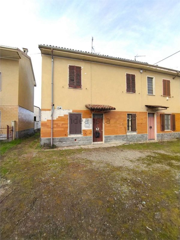casa semindipendente in vendita ad Alessandria in zona Mandrogne