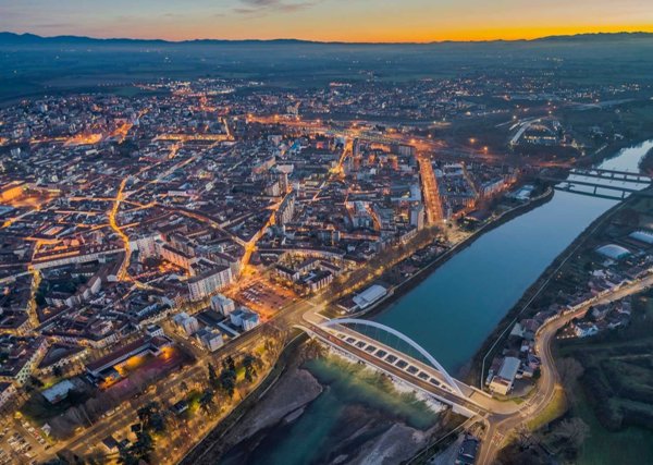 locale commerciale in vendita ad Alessandria in zona Borgo Rovereto