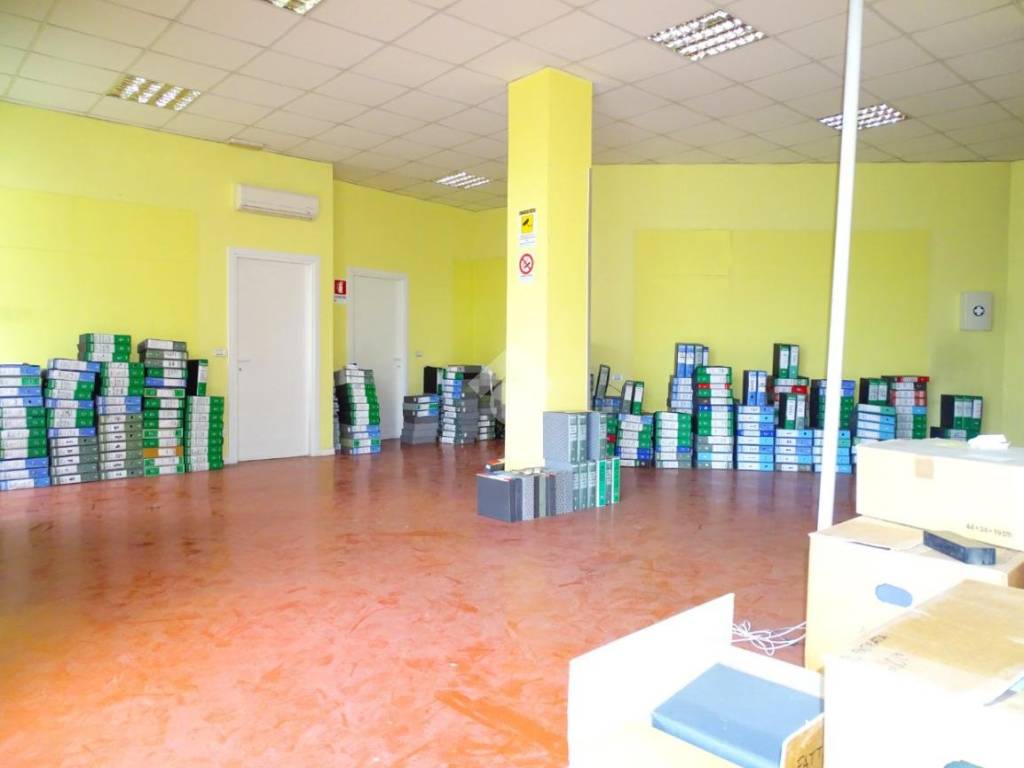 negozio in vendita ad Alessandria in zona Borgo Rovereto