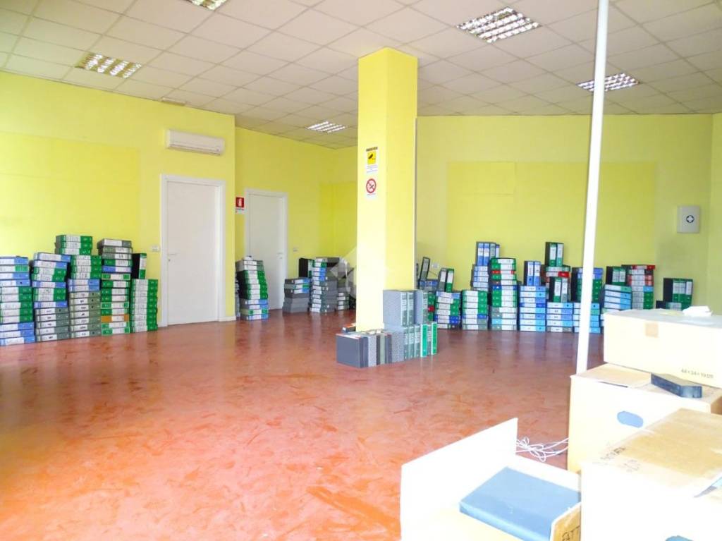 negozio in vendita ad Alessandria in zona Borgo Rovereto