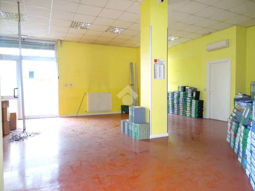 negozio in vendita ad Alessandria in zona Borgo Rovereto